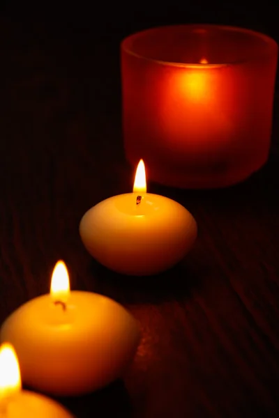 Castiçal de vidro e velas na mesa de madeira — Fotografia de Stock