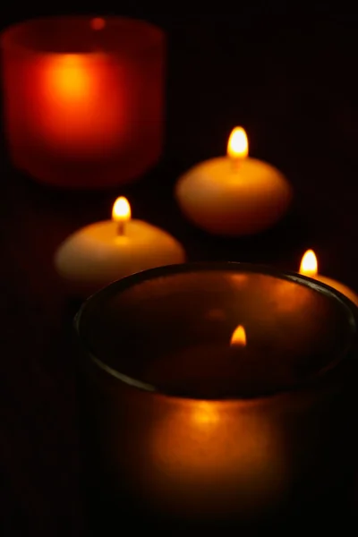 Стеклянные подсвечники и свечи на деревянном столе — стоковое фото