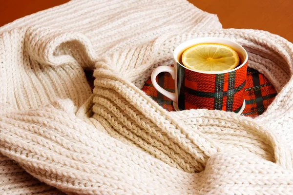 Taza de té caliente con limón y bufanda —  Fotos de Stock