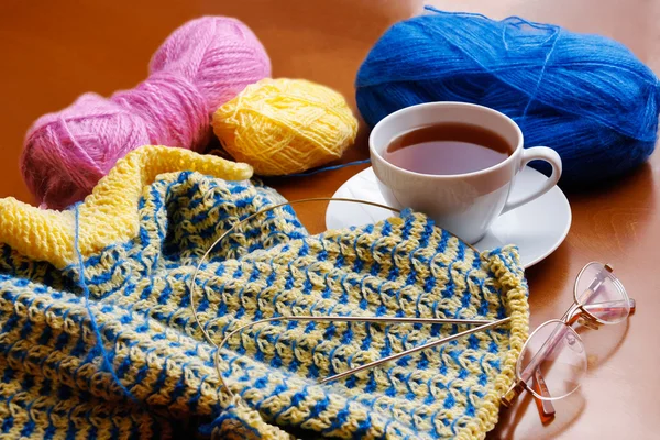 Чашка чая и вязание — стоковое фото