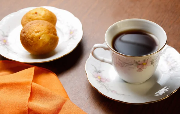 Tazza da tè con dolce biscotto e libro — Foto Stock