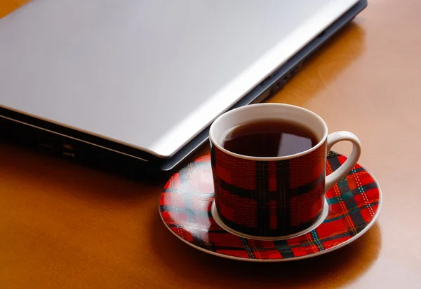 Tazza di tè e laptop — Foto Stock