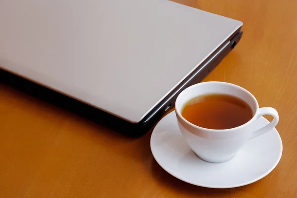 Tazza di tè e laptop — Foto Stock