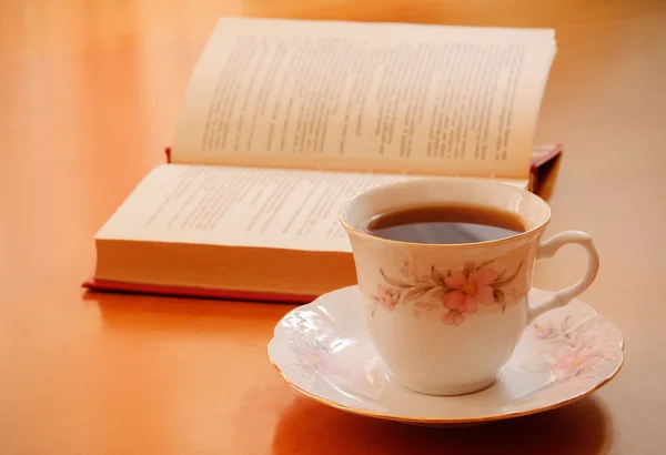 Φλιτζάνι τσάι και βιβλίο — Φωτογραφία Αρχείου