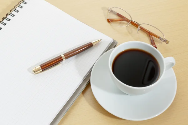 Immagine di notebook, tazza di caffè, penna e bicchieri — Foto Stock