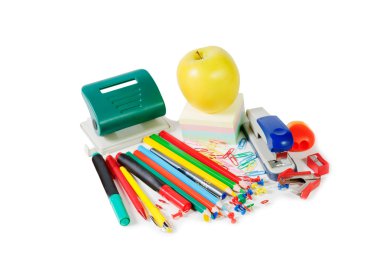 Renkli ofis malzemeleri ve yeşil elma üzerinde beyaz backg izole