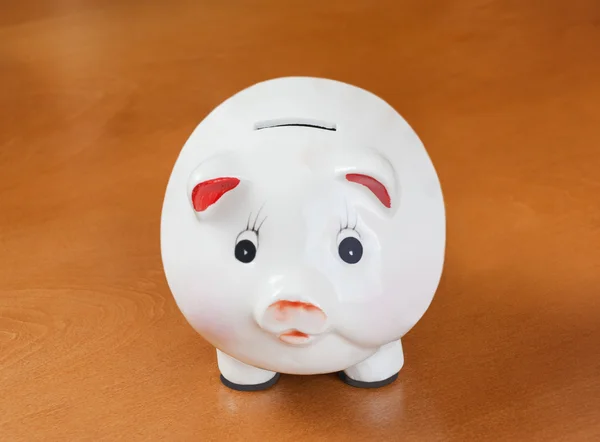 Piggy Bank na mesa de madeira — Fotografia de Stock