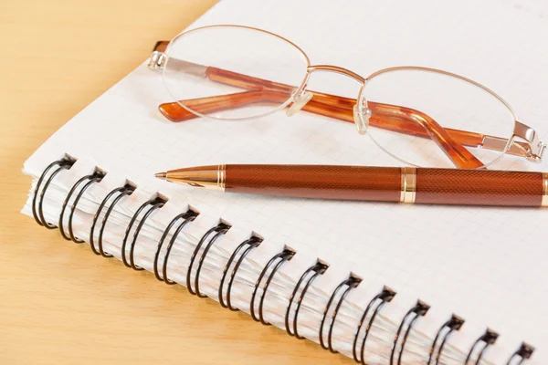 Penna, quaderno e bicchieri. Focus selettivo sulla penna — Foto Stock