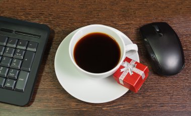 Kahve, kırmızı hediye kutusu, fare ve anahtar cup ile kompozisyon