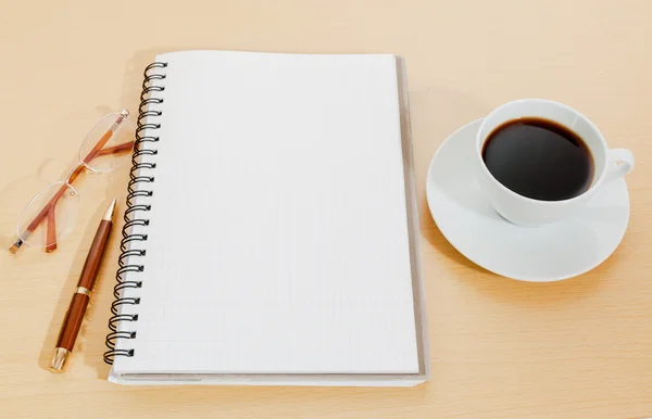 Immagine di notebook, tazza di caffè, penna e bicchieri — Foto Stock