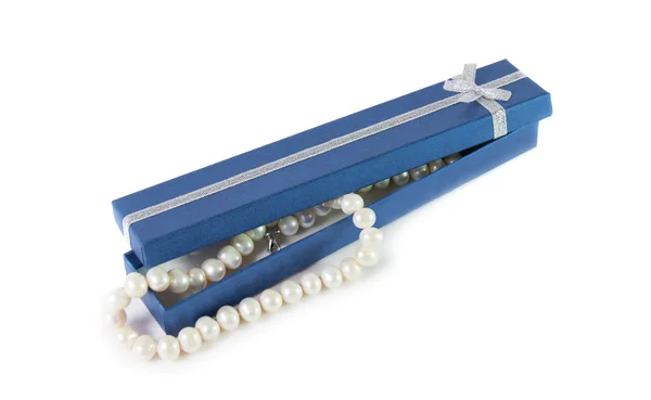 Parel bijouterie ketting en blauwe doos van de gift geïsoleerd op witte b — Stockfoto