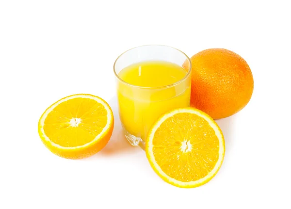 Orangensaft mit Orangen isoliert auf weiß — Stockfoto