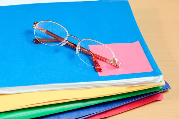 Groep van mappen veelkleurige office en glazen — Stockfoto