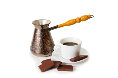 Kahve, kahve ve çikolata üzerine beyaz izole kupa 