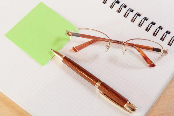 Penna, anteckningsboken och glasögon — Stockfoto