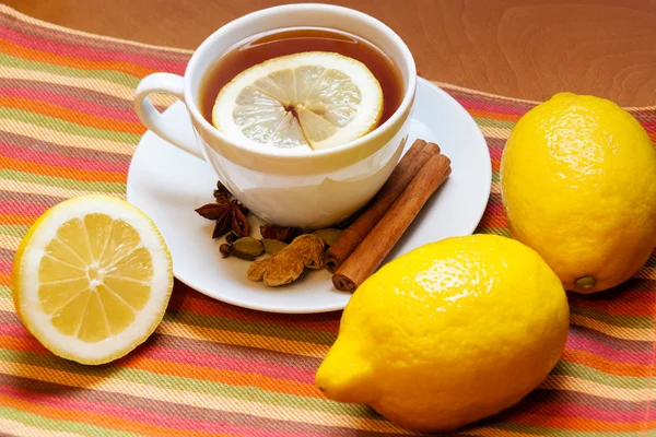 Черный чай с лимоном и специями — стоковое фото