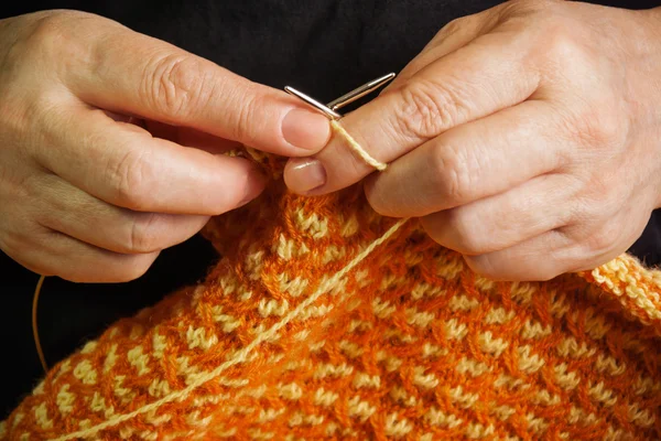 Kvinde strikning med gul og orange uld . - Stock-foto