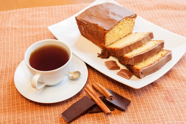 お茶とケーキのチョコレートと w でスパイスの釉カップ — ストック写真