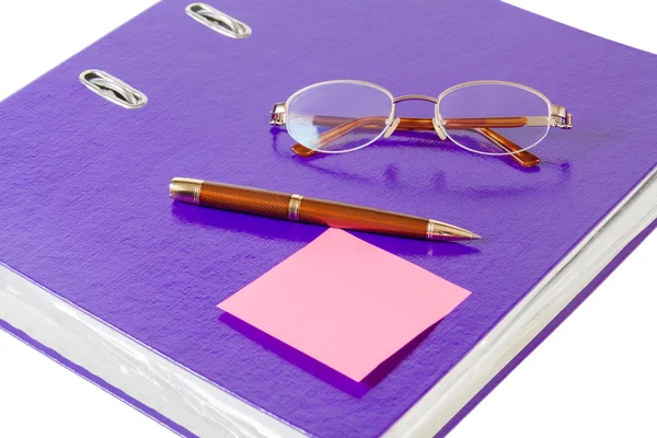 Carpeta violeta con gafas y bolígrafo sobre fondo blanco —  Fotos de Stock