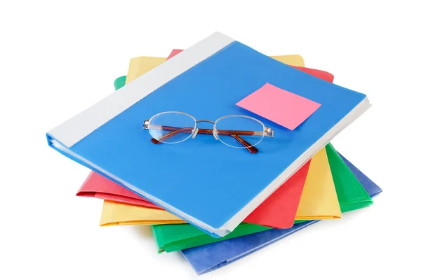 beyaz zemin üzerine gözlük ile çok renkli klasörler