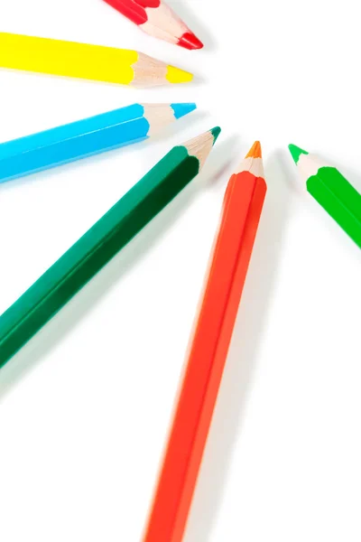 Μάτσο χρωματιστά μολύβια που απομονώνονται σε λευκό φόντο. επιλεκτική — Φωτογραφία Αρχείου