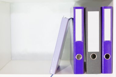 Belgeler ve bir kitap raf planlayıcısı için klasörler 