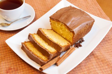 Bardak çay ve kek çikolata ve baharat w sır ile