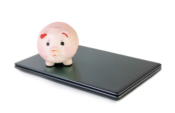 Banco porquinho e laptop isolado em branco — Fotografia de Stock