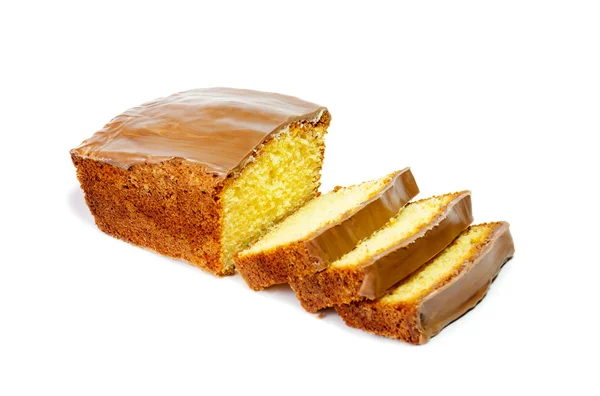 Cake met glaze van chocolade op wit wordt geïsoleerd. Selectieve aandacht — Stockfoto