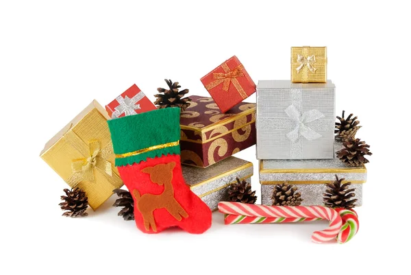 Noel hediyeleri ve üzerinde beyaz izole Noel çorap — Stok fotoğraf