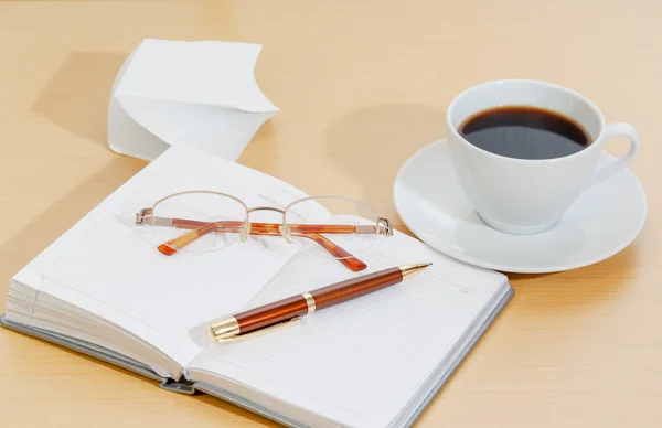 Bilden av planerare, kaffe kopp penna och glasögon — Stockfoto