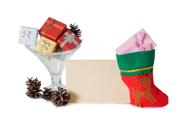 Hediye kutuları ve beyaz arka plan üzerinde Noel çorap — Stok fotoğraf