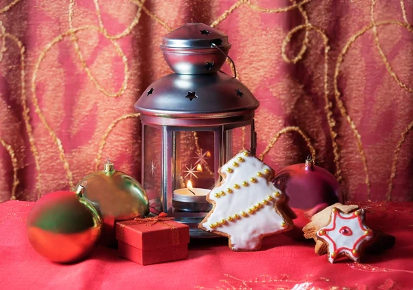 Kerst lantaarn, ballen, cookies en gift box — Stockfoto
