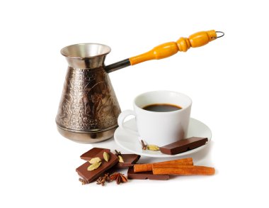 Cezve, fincan kahve, baharat ve izole çikolata