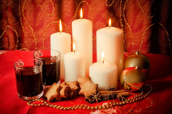 Stearinlys med julekuler, kjeks, gløgg og krydder – stockfoto