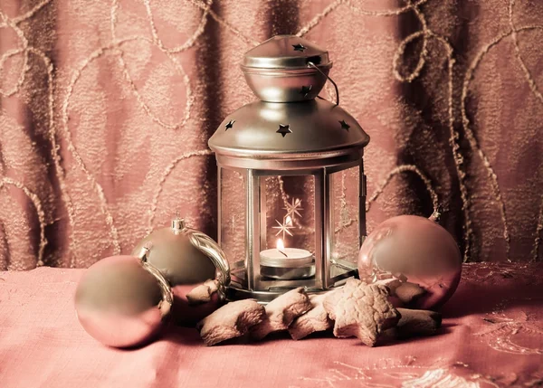 Kerst lantaarn, ballen en cookies. Vintage stijl — Stockfoto