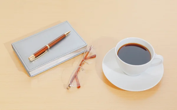 Imagen de planificador, taza de café pluma y vasos —  Fotos de Stock