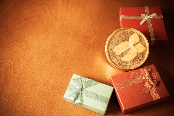 Geschenkschachteln auf Holzgrund. Vintage-Stil. Selektiver Fokus — Stockfoto