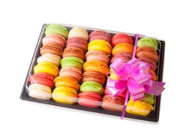 Beyaz izole bir yay ile geleneksel Fransız tatlı macaroons