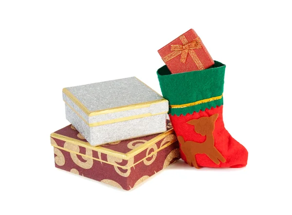 Noel hediyeleri ve üzerinde beyaz izole Noel çorap — Stok fotoğraf
