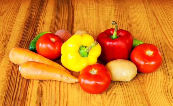 Composición con verduras crudas sobre mesa de madera —  Fotos de Stock