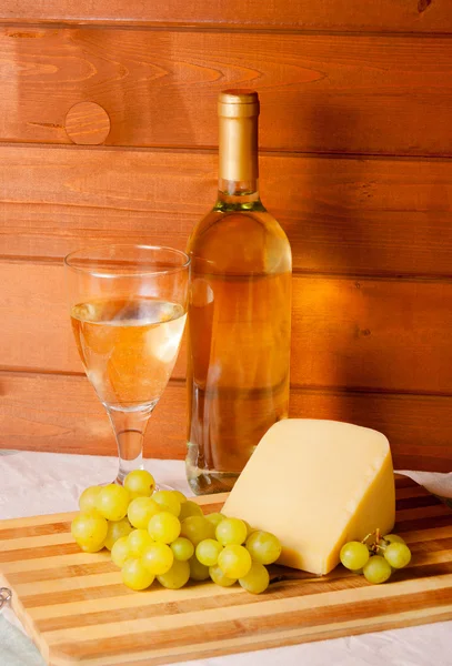 Vinho branco, queijo, uva — Fotografia de Stock