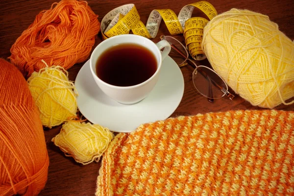 Fils de laine, tricot, tasse de thé, verres et ruban à mesurer — Photo