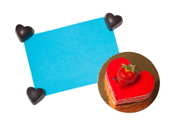 Hart vorm cake met kaart en hart vorm chocolade op wit wordt geïsoleerd — Stockfoto