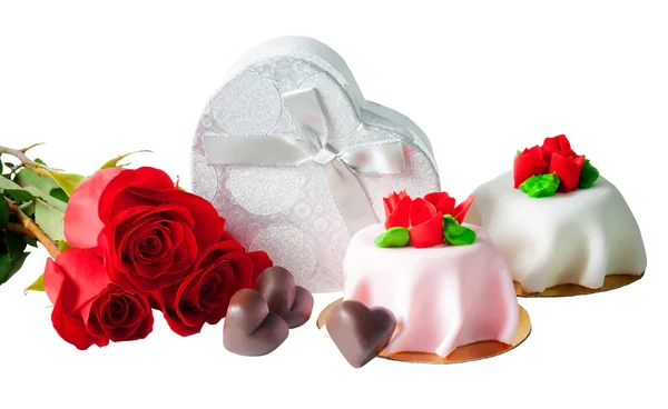 Σοκολάτα, τριαντάφυλλα, κιβώτιο δώρων και απομονωμένα σε λευκό — Φωτογραφία Αρχείου