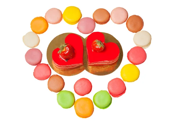 Kleurrijke bitterkoekjes met hart vorm gebak op witte achtergrond — Stockfoto