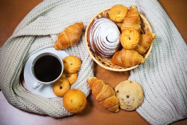 Biscotti, pasticcini, tazza di caffè e sciarpa grigia su sfondo di legno — Foto Stock