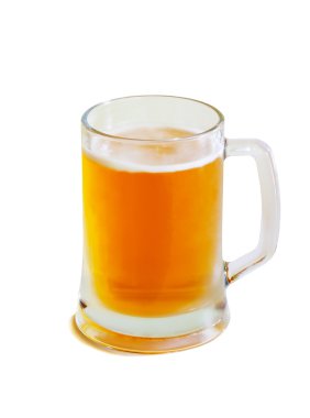 Beyaz arka plan üzerinde izole bira ile cam kupa