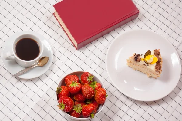 Composizione con starwberry, libro, torta e tazza di caffè — Foto Stock