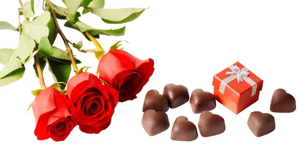 Hart vorm chocolade, rode rozen en doos van de gift — Stockfoto